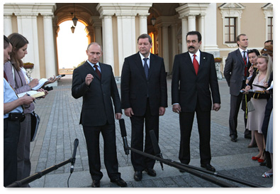 Prime Minister Vladimir Putin, Belarusian Prime Minister Sergei Sidorsky and Kazakhstan Prime Minister Karim Massimov make a brief statement to the press following negotiations