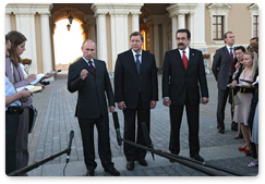 Prime Minister Vladimir Putin, Belarusian Prime Minister Sergei Sidorsky and Kazakhstan Prime Minister Karim Massimov make a brief statement to the press following negotiations
