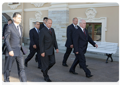 Prime Minister Vladimir Putin, Belarusian Prime Minister Sergei Sidorsky and Kazakhstan Prime Minister Karim Masimov speaking to the press following negotiations|22 may, 2010|00:04