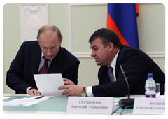 Prime Minister Vladimir Putin and Minister of Defence Anatoly Serdyukov at a meeting on developing modern small arms and close combat weapons in Izhevsk|25 may, 2010|18:57