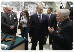 Prime Minister Vladimir Putin speaking with Lieutenant General Mikhail Kalashnikov, the designer of the AK-47 assault rifle, at Izhmash Holding|25 may, 2010|18:59