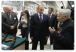 During his visit to Izhevsk, Prime Minister Vladimir Putin tours Izhmash Holding to learn about the company’s product line