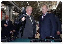 Prime Minister Vladimir Putin toured Izhmash Holding to learn about the company’s product line|25 may, 2010|18:59