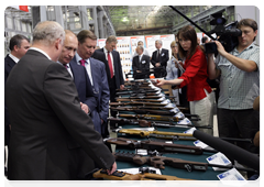 Prime Minister Vladimir Putin toured Izhmash Holding to learn about the company’s product line|25 may, 2010|18:59