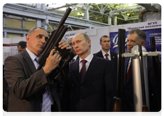 Prime Minister Vladimir Putin toured Izhmash Holding to learn about the company’s product line|25 may, 2010|18:59