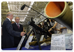 Prime Minister Vladimir Putin toured Izhmash Holding to learn about the company’s product line|25 may, 2010|18:59