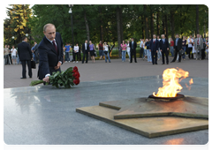 Prime Minister Vladimir Putin laying flowers at the Eternal Flame in the Central Park of Izhevsk, the capital of Udmurtia|25 may, 2010|21:31