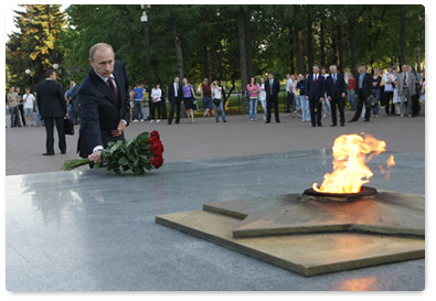 Prime Minister Vladimir Putin lays flowers at the Eternal Flame in Izhevsk, the capital of Udmurtia, and speaks with recent school graduates and young parents