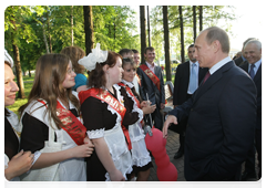 Prime Minister Vladimir Putin spoke with recent school graduates in the Central Park of Izhevsk, the capital of Udmurtia|25 may, 2010|21:34