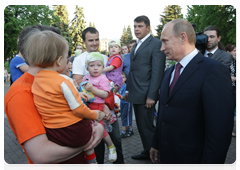 Prime Minister Vladimir Putin spoke with young parents in the Central Park of Izhevsk, the capital of Udmurtia|25 may, 2010|21:35