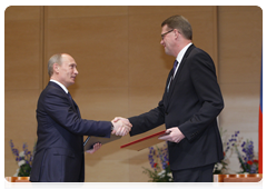 Prime Minister Vladimir Putin and his Finnish counterpart Matti Vanhanen signing an agreement extending the Finnish lease of the Russian part of the Saimaa Canal and adjacent territories, as well as regulating navigation through the canal|27 may, 2010|20:18