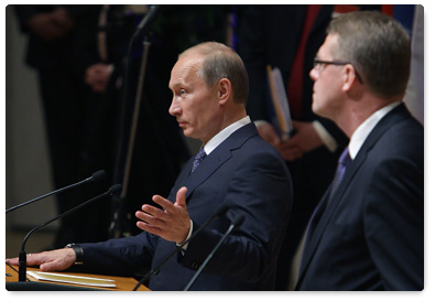 Following Russian-Finnish talks, Prime Ministers Vladimir Putin and Matti Vanhonen hold a joint news conference