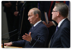 Following Russian-Finnish talks, Prime Ministers Vladimir Putin and Matti Vanhonen hold a joint news conference