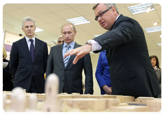 Prime Minister Vladimir Putin examines the new building for the Russian research centre Applied Chemistry in St Petersburg|28 may, 2010|17:18