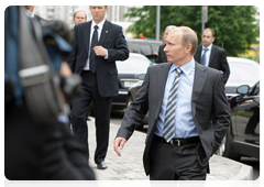 Prime Minister Vladimir Putin arriving at the Russian research centre Applied Chemistry|28 may, 2010|19:24