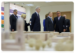 Prime Minister Vladimir Putin examines the new building for the Russian research centre Applied Chemistry in St Petersburg|28 may, 2010|19:24