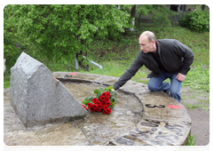 Председатель Правительства Российской Федерации В.В.Путин возложил цветы к мемориалу «Братское воинское захоронение» у поселка Невская Дубровка|29 мая, 2010|18:23