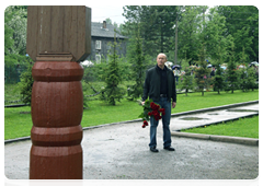 Председатель Правительства Российской Федерации В.В.Путин возложил цветы к мемориалу «Братское воинское захоронение» у поселка Невская Дубровка|29 мая, 2010|18:43