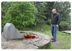 Председатель Правительства Российской Федерации В.В.Путин возложил цветы к мемориалу «Братское воинское захоронение» у поселка Невская Дубровка|29 мая, 2010|19:03