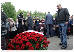 Председатель Правительства Российской Федерации В.В.Путин в сопровождении настоятеля церкви подошел к памятному камню мемориала «Братское воинское захоронение»|29 мая, 2010|19:16