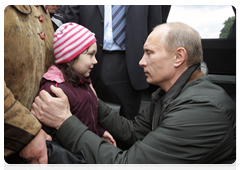 Перед тем, как покинуть Мемориал, Председатель Правительства России В.В.Путин пообщался с собравшимися у храма жителями поселка|29 мая, 2010|19:17