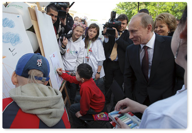 Председатель Правительства России В.В.Путин посетил конкурс детского рисунка, проводившийся на площади перед Михайловским театром