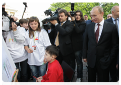 Председатель Правительства России В.В.Путин посетил конкурс детского рисунка, проводившийся на площади перед Михайловским театром|29 мая, 2010|19:22