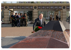 Prime Minister Vladimir Putin laying flowers at the Eternal Flame under the Colonnade of the Memorial to Glory in Kazan|5 may, 2010|19:41