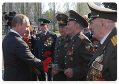 Prime Minister Vladimir Putin speaking with veterans at the Memorial to Glory in Kazan|5 may, 2010|19:41