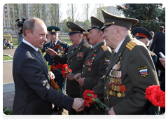 Prime Minister Vladimir Putin speaking with veterans at the Memorial to Glory in Kazan|5 may, 2010|19:41