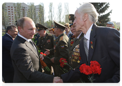 Prime Minister Vladimir Putin speaking with veterans at the Memorial to Glory in Kazan|5 may, 2010|19:41