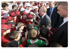 After laying the foundation stone of a football stadium in Kazan, Vladimir Putin spoke to young athletes|5 may, 2010|20:06