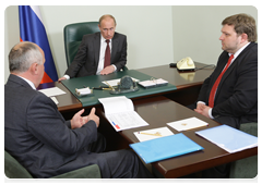 Prime Minister Vladimir Putin  meeting with Kirov Region Governor Nikita Belykh and Sergei Chemezov, Director General of State Corporation Russian Technologies|6 may, 2010|11:55