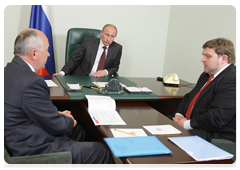 Prime Minister Vladimir Putin  meeting with Kirov Region Governor Nikita Belykh and Sergei Chemezov, Director General of State Corporation Russian Technologies|6 may, 2010|11:59