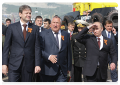 Prime Minister Vladimir Putin touring the Admiral Serebryakov Embankment in Novorossiysk|7 may, 2010|19:16
