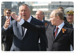 Prime Minister Vladimir Putin touring the Admiral Serebryakov Embankment in Novorossiysk|7 may, 2010|19:17