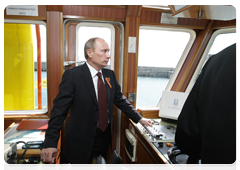 Prime Minister Vladimir Putin onboard a seagoing tugboat which took him to the Novorossiysk harbour|7 may, 2010|19:20