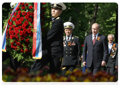Prime Minister Vladimir Putin lays a wreath at Heroes’ Square, a war memorial in Novorossiysk|7 may, 2010|19:26