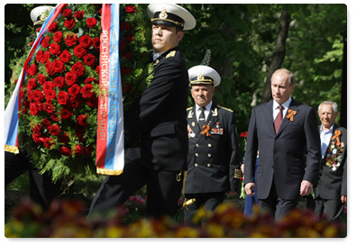 Prime Minister Vladimir Putin lays a wreath at Heroes’ Square, a war memorial in Novorossiysk
