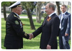 Prime Minister Vladimir Putin lays a wreath at Heroes’ Square, a war memorial in Novorossiysk|7 may, 2010|19:27