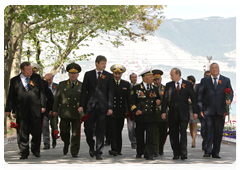 Prime Minister Vladimir Putin lays a wreath at Heroes’ Square, a war memorial in Novorossiysk|7 may, 2010|19:27