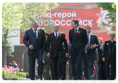 Prime Minister Vladimir Putin lays a wreath at Heroes’ Square, a war memorial in Novorossiysk|7 may, 2010|19:28
