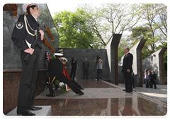 Prime Minister Vladimir Putin lays a wreath at Heroes’ Square, a war memorial in Novorossiysk|7 may, 2010|19:28