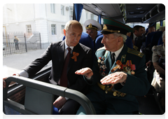 Vladimir Putin and the veterans touring Novorissiysk by bus after taking part in a ceremony near the Heroes' Square memorial|7 may, 2010|19:45