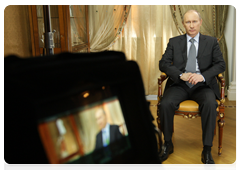 Prime Minister Vladimir Putin being interviewed by the filmmakers who made the documentary Lessons from History|9 may, 2010|12:32