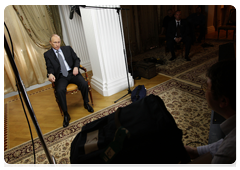 Prime Minister Vladimir Putin being interviewed by the filmmakers who made the documentary Lessons from History|9 may, 2010|12:38