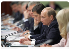 Prime Minister Vladimir Putin at a meeting with representatives of the Federation of Independent Trade Unions of Russia|1 june, 2010|16:58