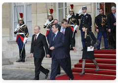 Prime Minister Vladimir Putin meeting with French Prime Minister Francois Fillon|11 june, 2010|00:41