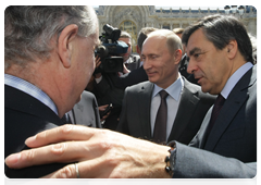 Prime Minister Vladimir Putin and Prime Minister Francois Fillon of France examining plans for a monument to the Russian Expeditionary Force that fought in France during World War I|11 june, 2010|15:06