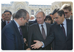 Prime Minister Vladimir Putin and Prime Minister Francois Fillon of France examining plans for a monument to the Russian Expeditionary Force that fought in France during World War I|11 june, 2010|15:50